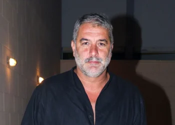 Συνελήφθη ο Βασίλης Μπισμπίκης – Προκάλεσε ζημιές σε σταθμευμένα αυτοκίνητα και μια γκαραζόπορτα στην Φιλοθέη