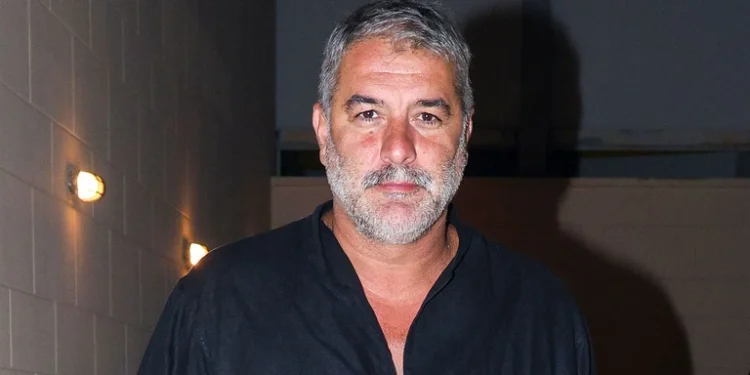 Συνελήφθη ο Βασίλης Μπισμπίκης – Προκάλεσε ζημιές σε σταθμευμένα αυτοκίνητα και μια γκαραζόπορτα στην Φιλοθέη