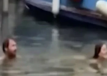Βρετανοί τουρίστες πλήρωσαν πρόστιμο για βουτιά στο κανάλι της Βενετίας – 48 ώρες για να εγκαταλείψουν την πόλη
