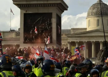 «Ο Κιρ Στάρμερ πρέπει να δολοφονηθεί» – Αναζητείται ο άνδρας που ζήτησε τον θάνατό του σε ακροδεξιά διαδήλωση στο Λονδίνο