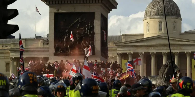 «Ο Κιρ Στάρμερ πρέπει να δολοφονηθεί» – Αναζητείται ο άνδρας που ζήτησε τον θάνατό του σε ακροδεξιά διαδήλωση στο Λονδίνο