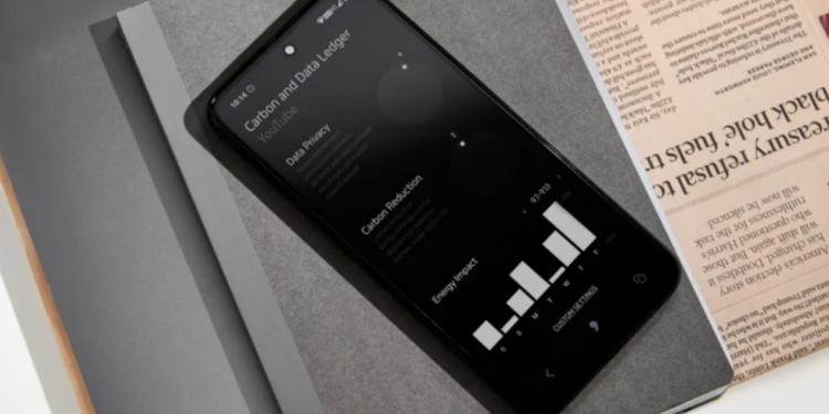 Τα «χαζά» τηλέφωνα κάνουν comeback ως απάντηση στον εθισμό των smartphones – Προσφέρουν ελάχιστα αλλά γίνονται πιο ακριβά από ποτέ