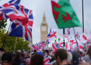 «Η Βρετανία επιτέλους ξύπνησε»: 110.000 διαδηλωτές κατά της ισλαμοποίησης, συμπλοκές με αστυνομικούς