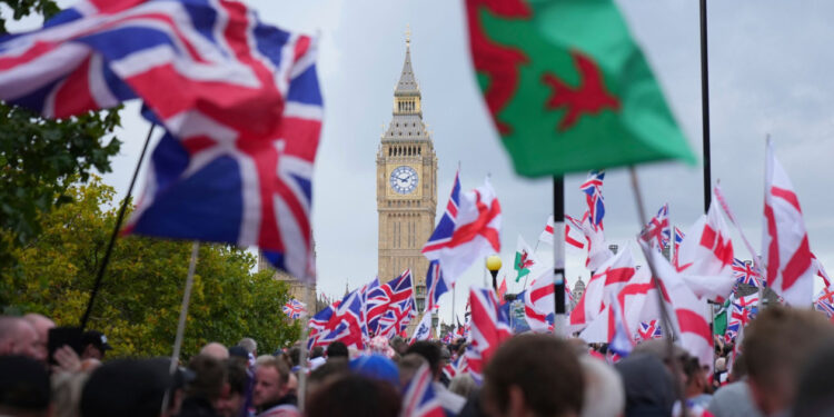 «Η Βρετανία επιτέλους ξύπνησε»: 110.000 διαδηλωτές κατά της ισλαμοποίησης, συμπλοκές με αστυνομικούς