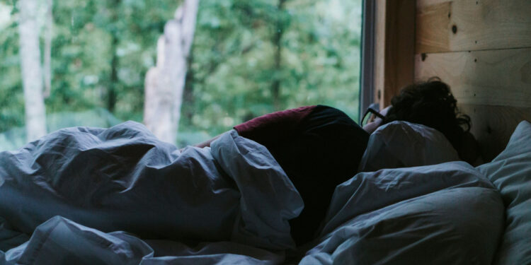 «Με δηλητηρίασε, δεν με υπνώτισε απλώς» – Ξεσπά ο άνδρας που έπεσε θύμα της οικιακής βοηθού