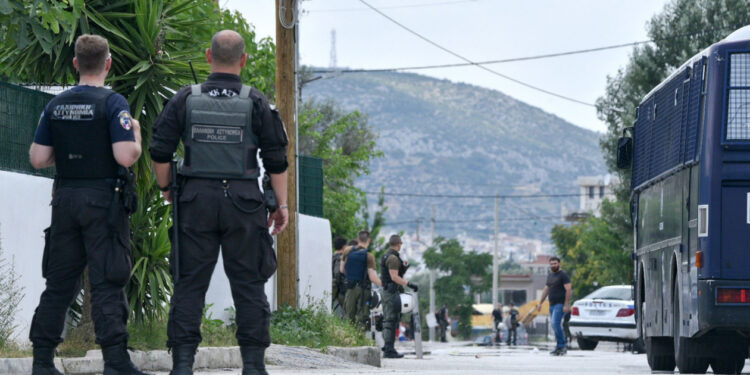 Γιατί προσλαμβάνονται 100 Ρομά στην ΕΛ.ΑΣ. – Το σχέδιο Χρυσοχοΐδη για τους καταυλισμούς