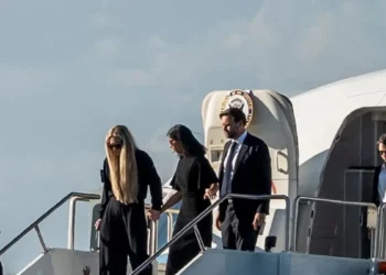 Τσάρλι Κερκ: Η σύζυγος του Τζέι Ντι Βανς παρηγορεί τη χήρα του 31χρονου καθώς συνοδεύουν το φέρετρο με τη σορό