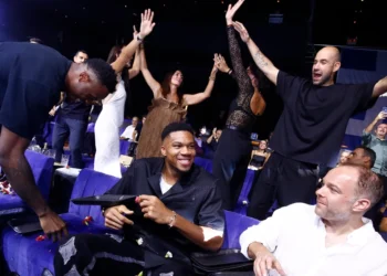 Στα μπουζούκια η εθνική μπάσκετ για το χάλκινο: Το συρτάκι του Αντετοκούνμπο, το τραγούδι του Λαρεντζάκη και το «που ‘σαι Θανάση»