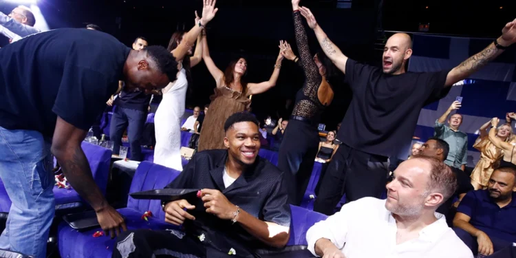 Στα μπουζούκια η εθνική μπάσκετ για το χάλκινο: Το συρτάκι του Αντετοκούνμπο, το τραγούδι του Λαρεντζάκη και το «που ‘σαι Θανάση»