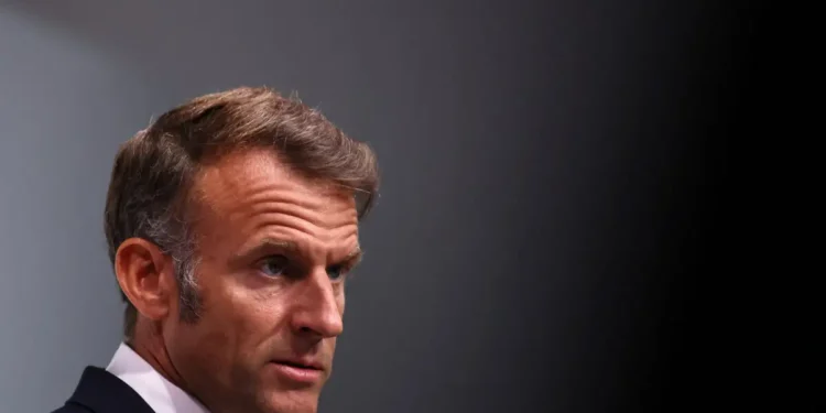 Ανάλυση Politico: Ακόμη και μια παραίτηση του Μακρόν δεν θα έσωζε τη Γαλλία