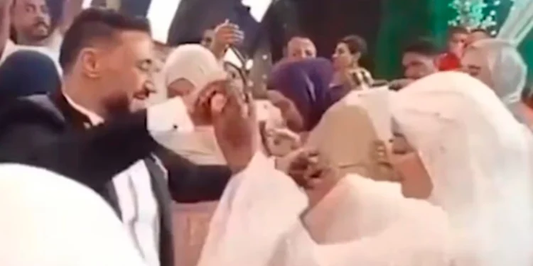 Γάμος εξελίχθηκε σε τραγωδία στην Αίγυπτο: Ο γαμπρός κατέρρευσε αφού υπέστη καρδιακή ανακοπή χορεύοντας με τη νύφη – Δείτε βίντεο