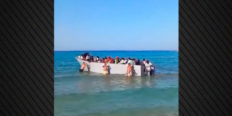 Γαύδος: Λουόμενοι διώχνουν μετανάστες που φτάνουν – Δείτε παραλία του νησιού γεμάτη βάρκες