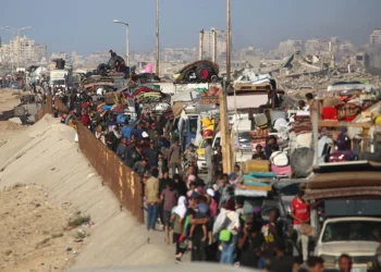 «Δεν θέλουμε να πεθάνουμε»: Μαζική έξοδος των Παλαιστινίων από την ισοπεδωμένη Γάζα, ερείπια παντού μετά τους ισραηλινούς βομβαρδισμούς