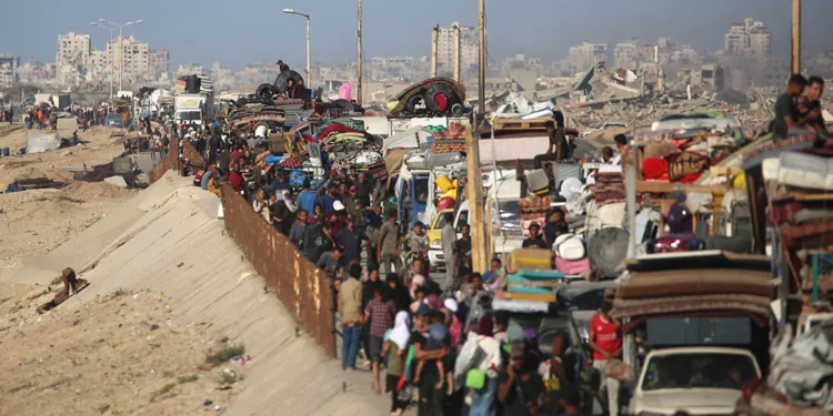 «Δεν θέλουμε να πεθάνουμε»: Μαζική έξοδος των Παλαιστινίων από την ισοπεδωμένη Γάζα, ερείπια παντού μετά τους ισραηλινούς βομβαρδισμούς