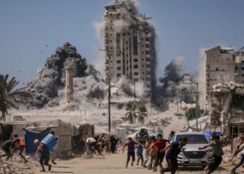 Οι Ισραηλινοί προελαύνουν στην πόλη της Γάζας – Προσωρινό πέρασμα 48 ωρών για τα «καραβάνια απελπισίας»(Βίντεο)