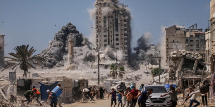 Οι Ισραηλινοί προελαύνουν στην πόλη της Γάζας – Προσωρινό πέρασμα 48 ωρών για τα «καραβάνια απελπισίας»(Βίντεο)