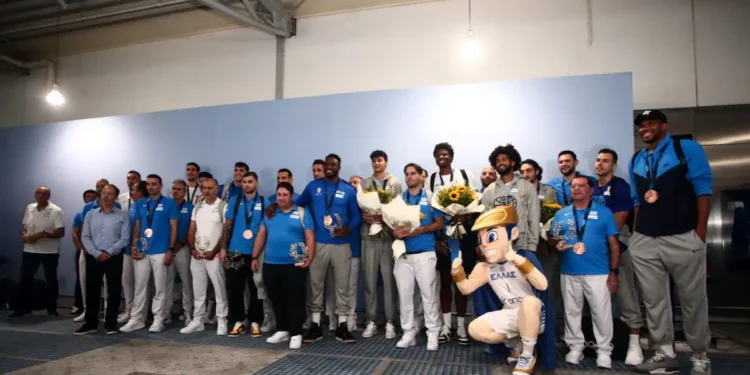 Η Εθνική μπάσκετ επέστρεψε στην Ελλάδα με το χάλκινο μετάλλιο υπό τους ήχους του «Final Countdown»