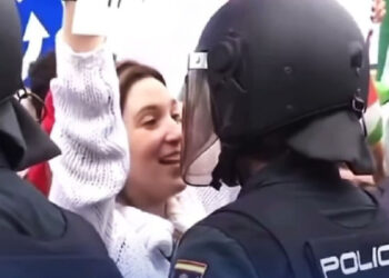 Διαδηλώτρια στην Ισπανία φλερτάρει αστυνομικό: Η viral σκηνή που «λύγισε τον κλοιό»(Βίντεο)
