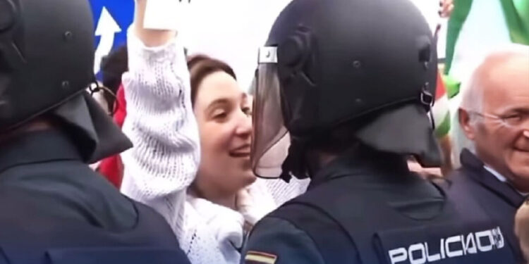 Διαδηλώτρια στην Ισπανία φλερτάρει αστυνομικό: Η viral σκηνή που «λύγισε τον κλοιό»(Βίντεο)