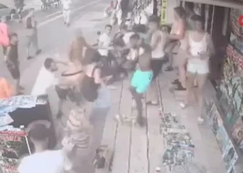 Άγριο ξύλο μεταξύ Βρετανών τουριστών και Τούρκων καταστηματαρχών -Εκτοξεύτηκαν αντικείμενα