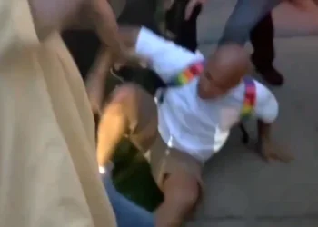 Άγρια συμπλοκή κατά τη διάρκεια αγρυπνίας στη μνήμη του Τσάρλι Κερκ – Περαστικός έβρισε τον νεκρό και ξυλοκοπήθηκε