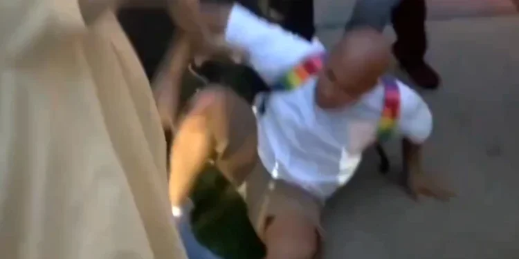 Άγρια συμπλοκή κατά τη διάρκεια αγρυπνίας στη μνήμη του Τσάρλι Κερκ – Περαστικός έβρισε τον νεκρό και ξυλοκοπήθηκε