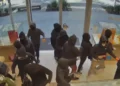 Ληστεία που θύμισε ταινία στην Καλιφόρνια: 30 μασκοφόροι μπούκαραν σε κοσμηματοπωλείο και έφυγαν με λεία $1 εκατ. – Δείτε βίντεο