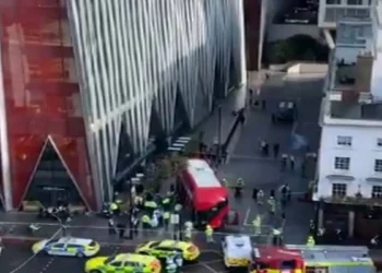 Διώροφο λεωφορείο παρέσυρε πεζούς στο Λονδίνο – Αναφορές για πολλούς τραυματίες