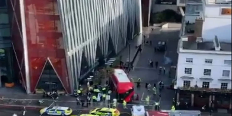 Διώροφο λεωφορείο παρέσυρε πεζούς στο Λονδίνο – Αναφορές για πολλούς τραυματίες