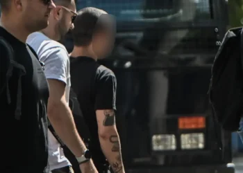 Στον εισαγγελέα ο γιος του Σωκράτη Μάλαμα – «Η δράση φέρνει αντίδραση» είπε η μητέρα του για την κουτουλιά σε αστυνομικό