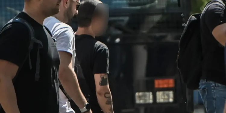 Στον εισαγγελέα ο γιος του Σωκράτη Μάλαμα – «Η δράση φέρνει αντίδραση» είπε η μητέρα του για την κουτουλιά σε αστυνομικό