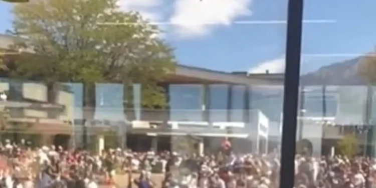 Τσάρλι Κερκ: Βίντεο δείχνει άνδρα να τρέχει σε κοντινή ταράτσα μετά τη δολοφονία του