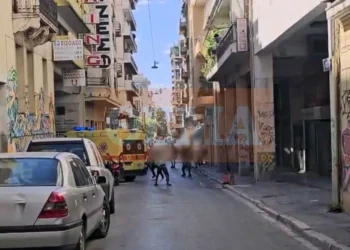 Άγρια συμπλοκή με μαχαίρωμα στο κέντρο της Αθήνας, δείτε βίντεο από το επεισόδιο