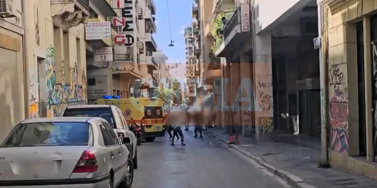 Άγρια συμπλοκή με μαχαίρωμα στο κέντρο της Αθήνας, δείτε βίντεο από το επεισόδιο