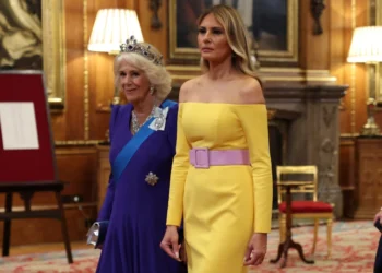 «Πόλεμος» για το κίτρινο φόρεμα της Μελάνια Τραμπ με τους έξω ώμους στο δείπνο στο Ουίνδσορ – Τα σχόλια στα social media