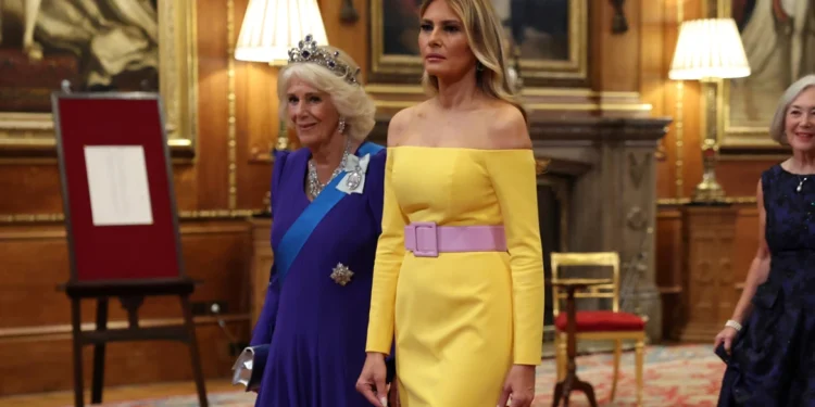 «Πόλεμος» για το κίτρινο φόρεμα της Μελάνια Τραμπ με τους έξω ώμους στο δείπνο στο Ουίνδσορ – Τα σχόλια στα social media