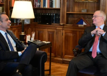 Μητσοτάκης: Μειώνουμε φόρους και αυξάνουμε τους μισθούς – Κάθε χρόνο το αναπτυξιακό πλεόνασμα θα επιστρέφεται στην κοινωνία με τρόπο δίκαιο