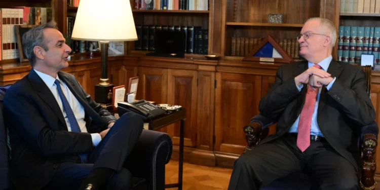 Μητσοτάκης: Μειώνουμε φόρους και αυξάνουμε τους μισθούς – Κάθε χρόνο το αναπτυξιακό πλεόνασμα θα επιστρέφεται στην κοινωνία με τρόπο δίκαιο