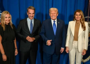 Συνάντηση Μητσοτάκη – Τραμπ στην δεξίωση του προέδρου των ΗΠΑ, μαζί τους Μαρέβα Γκραμπόφσκι και Μελάνια