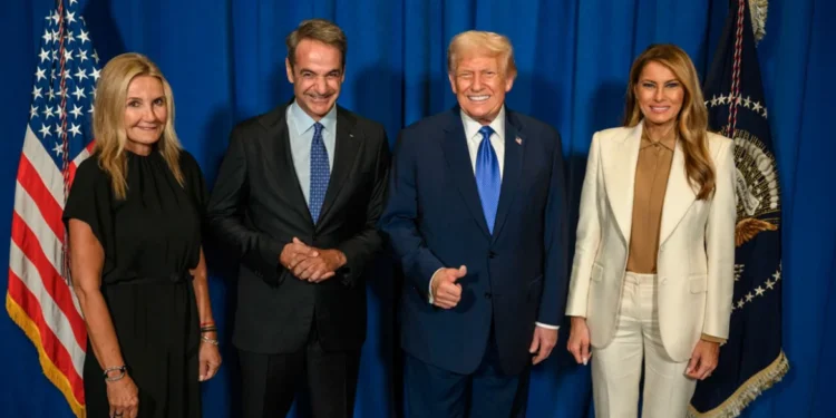 Συνάντηση Μητσοτάκη – Τραμπ στην δεξίωση του προέδρου των ΗΠΑ, μαζί τους Μαρέβα Γκραμπόφσκι και Μελάνια