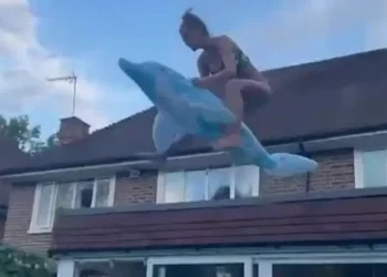 33χρονο μοντέλο έκανε βουτιά από σκεπή σε πισίνα και «έσπασε τα μούτρα» της – Δείτε βίντεο