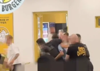 Μύκονος: Συμπλοκή αστυνομικών με μεθυσμένους Ιταλούς τουρίστες έξω από κατάστημα εστίασης