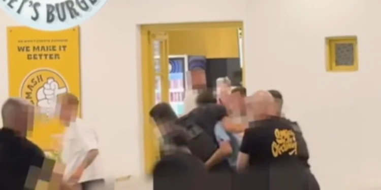 Μύκονος: Συμπλοκή αστυνομικών με μεθυσμένους Ιταλούς τουρίστες έξω από κατάστημα εστίασης