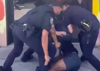 Σάλος στη Νέα Υόρκη για τη βίαιη σύλληψη 18χρονου με ποδήλατο – «Γιατί χρειάζονται τόσοι αστυνομικοί για ένα παιδί;», ρωτούν το NYPD