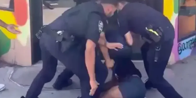Σάλος στη Νέα Υόρκη για τη βίαιη σύλληψη 18χρονου με ποδήλατο – «Γιατί χρειάζονται τόσοι αστυνομικοί για ένα παιδί;», ρωτούν το NYPD