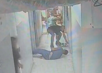 Γάζα: Η στιγμή που νοσοκόμος δέχεται πυροβολισμό στο κεφάλι – Σκληρό βίντεο