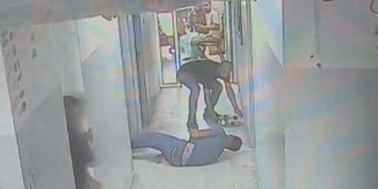 Γάζα: Η στιγμή που νοσοκόμος δέχεται πυροβολισμό στο κεφάλι – Σκληρό βίντεο