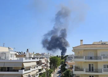 Φωτιά στην οροφή του μουσικού σχολείου της Παλλήνης, πυκνοί μαύροι καπνοί στο σημείο – Δείτε βίντεο