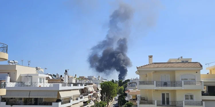 Φωτιά στην οροφή του μουσικού σχολείου της Παλλήνης, πυκνοί μαύροι καπνοί στο σημείο – Δείτε βίντεο