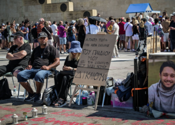 Συγκίνηση: Πατέρας θα κάνει απεργία πείνας δίπλα στον Πάνο Ρούτσι